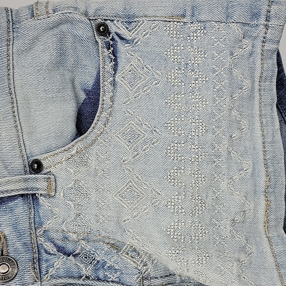 Forever 21 Womens Light Wash/Bleached Shorts With Metallic Embroidery Detail 24 - Picture 8 of 12